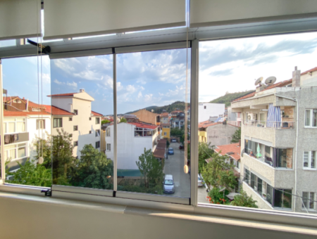 Kumbağ Merkezi Konumda Geniş Balkonlu Eşyalı 2+1 Satılık Daire