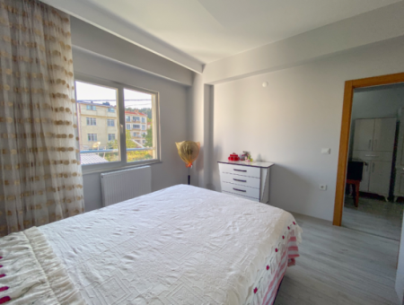 Kumbağ Pazar Sokağına Yakın Geniş Eşyalı 2+1 Kiralık Daire