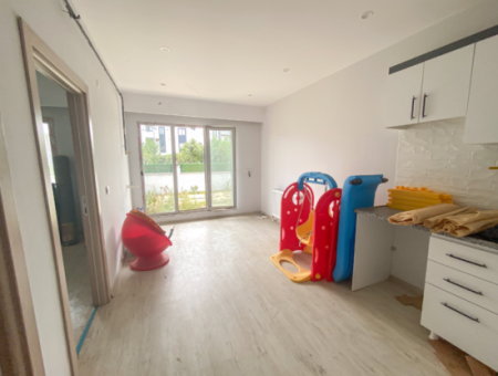 Havuzlu Aquaparklı Güvenlikli Site İçinde Satılık Bahçeli 1+1 Daire