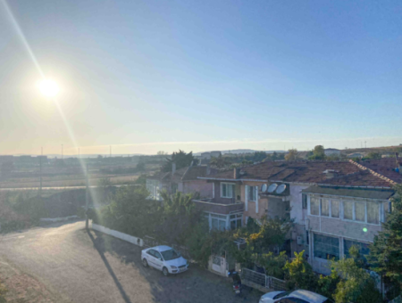 Kumbağ'da Caddenin Deniz Tarafında Eşyalı 2+1 Kiralık Daire
