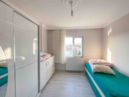 Kumbağ'da Caddenin Deniz Tarafında Eşyalı 2+1 Kiralık Daire