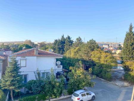 Kumbağ'da Caddenin Deniz Tarafında Eşyalı 2+1 Kiralık Daire