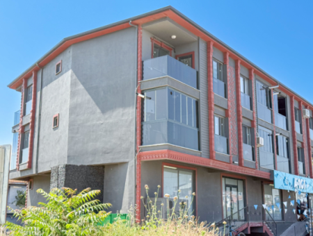 Kumbağ'da Cadde Üzerinde Geniş Oturuma Hazır Kiralık Sıfır 2+1