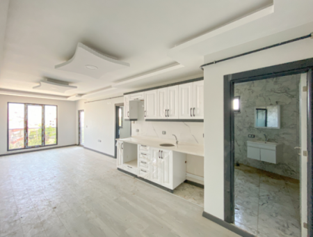 Kumbağ'da Cadde Üzerinde Geniş Oturuma Hazır Kiralık Sıfır 2+1