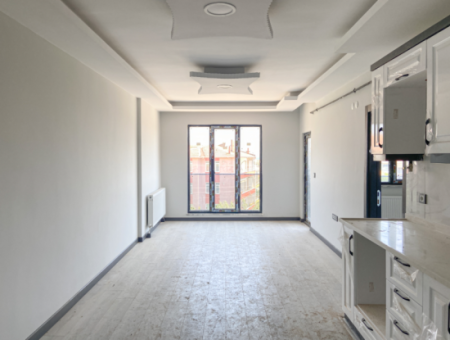 Kumbağ'da Cadde Üzerinde Geniş Oturuma Hazır Kiralık Sıfır 2+1