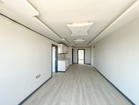 Kumbağ'da Cadde Üzerinde Geniş Oturuma Hazır Kiralık Sıfır 2+1