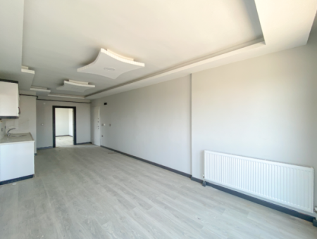 Kumbağ'da Cadde Üzerinde Geniş Oturuma Hazır Kiralık Sıfır 2+1