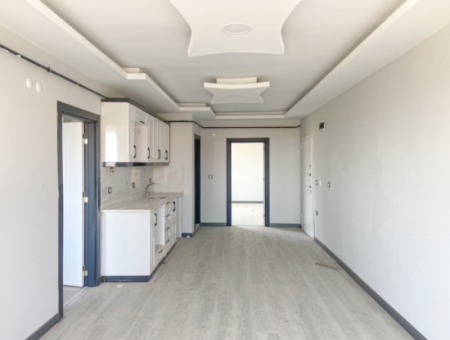 Kumbağ'da Cadde Üzerinde Geniş Oturuma Hazır Kiralık Sıfır 2+1