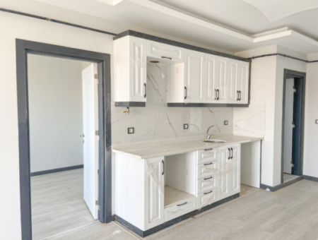 Kumbağ'da Cadde Üzerinde Geniş Oturuma Hazır Kiralık Sıfır 2+1