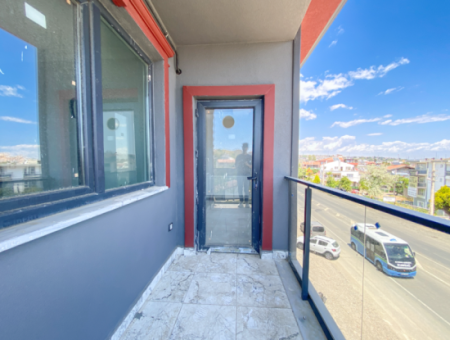 Kumbağ'da Cadde Üzerinde Geniş Oturuma Hazır Kiralık Sıfır 2+1