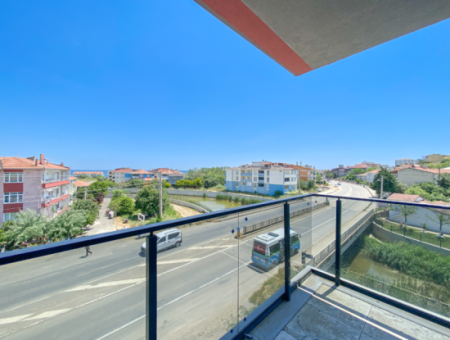 Kumbağ'da Cadde Üzerinde Geniş Oturuma Hazır Kiralık Sıfır 2+1