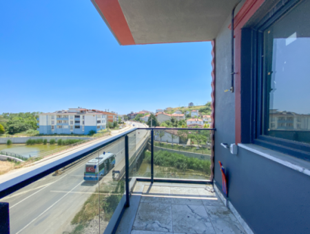 Kumbağ'da Cadde Üzerinde Geniş Oturuma Hazır Kiralık Sıfır 2+1