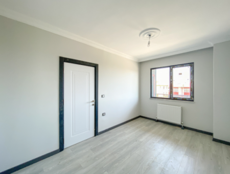 Kumbağ'da Cadde Üzerinde Geniş Oturuma Hazır Kiralık Sıfır 2+1