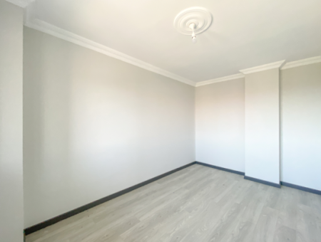 Kumbağ'da Cadde Üzerinde Geniş Oturuma Hazır Kiralık Sıfır 2+1