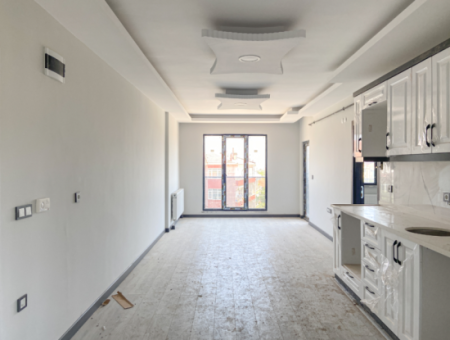 Kumbağ'da Cadde Üzerinde Geniş Oturuma Hazır Kiralık Sıfır 2+1