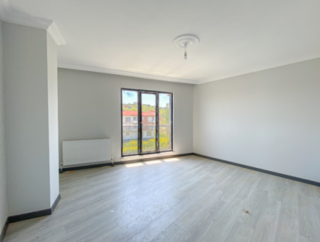Kumbağ'da Cadde Üzerinde Geniş Oturuma Hazır Kiralık Sıfır 2+1