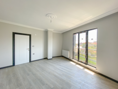 Kumbağ'da Cadde Üzerinde Geniş Oturuma Hazır Kiralık Sıfır 2+1