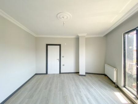 Kumbağ'da Cadde Üzerinde Geniş Oturuma Hazır Kiralık Sıfır 2+1