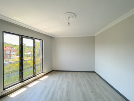 Kumbağ'da Cadde Üzerinde Geniş Oturuma Hazır Kiralık Sıfır 2+1