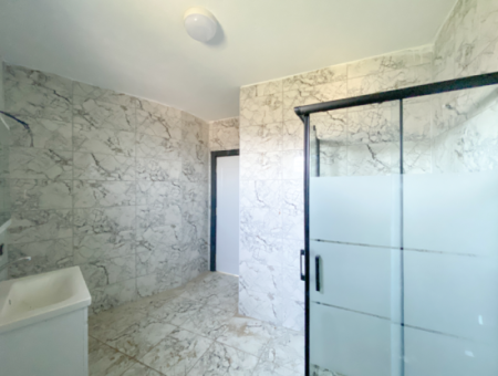 Kumbağ'da Cadde Üzerinde Geniş Oturuma Hazır Kiralık Sıfır 2+1