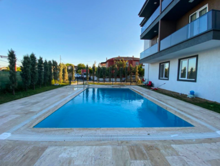 Kumbağ'da Havuzlu Butik Sitede Bahçeli Full Eşyalı Satılık 2+1 Daire