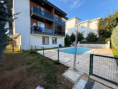 Kumbağ'da Havuzlu Butik Sitede Bahçeli Full Eşyalı Satılık 2+1 Daire