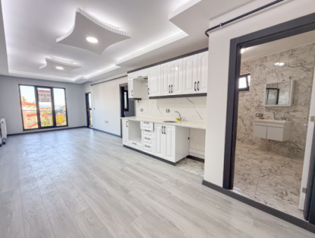 Kumbağ'da Cadde Üzerinde Geniş Oturuma Hazır Kiralık Sıfır 2+1