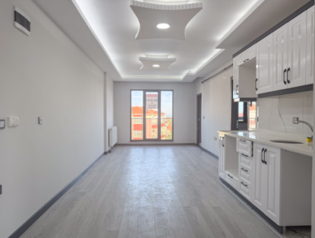 Kumbağ'da Cadde Üzerinde Geniş Oturuma Hazır Kiralık Sıfır 2+1