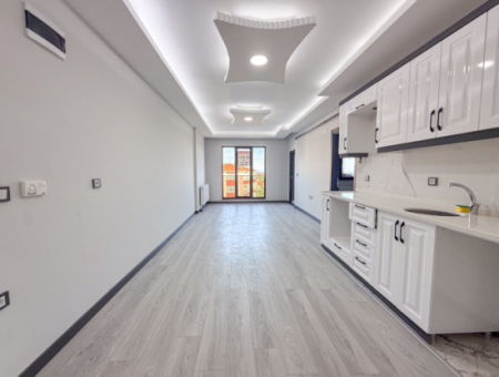 Kumbağ'da Cadde Üzerinde Geniş Oturuma Hazır Kiralık Sıfır 2+1