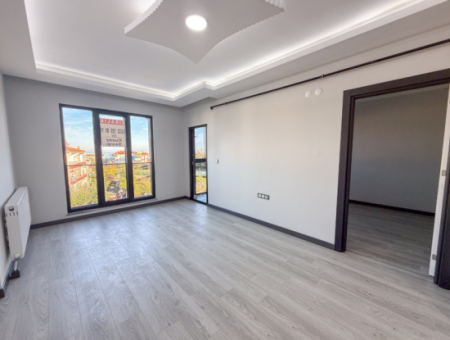 Kumbağ'da Cadde Üzerinde Geniş Oturuma Hazır Kiralık Sıfır 2+1