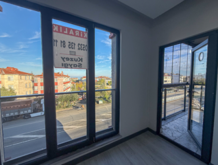 Kumbağ'da Cadde Üzerinde Geniş Oturuma Hazır Kiralık Sıfır 2+1