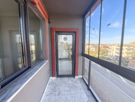 Kumbağ'da Cadde Üzerinde Geniş Oturuma Hazır Kiralık Sıfır 2+1