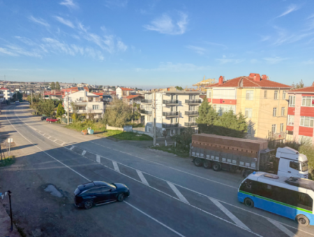 Kumbağ'da Cadde Üzerinde Geniş Oturuma Hazır Kiralık Sıfır 2+1