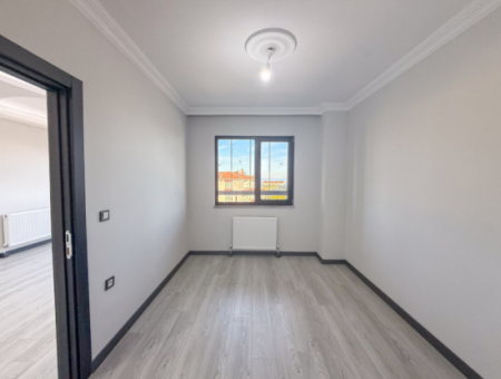 Kumbağ'da Cadde Üzerinde Geniş Oturuma Hazır Kiralık Sıfır 2+1