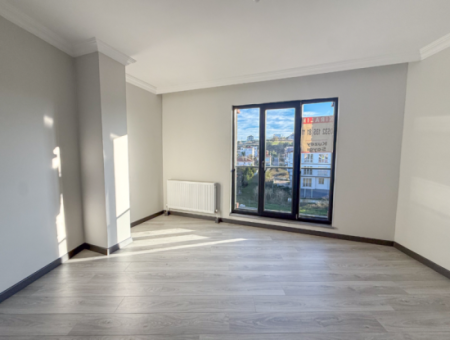 Kumbağ'da Cadde Üzerinde Geniş Oturuma Hazır Kiralık Sıfır 2+1