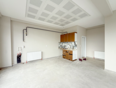 Kumbağ İşlek Ana Cadde Üzerinde Geniş Ve Depolu Kiralık Dükkan