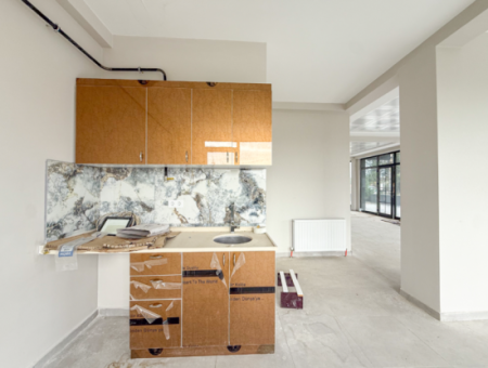 Kumbağ İşlek Ana Cadde Üzerinde Geniş Ve Depolu Kiralık Dükkan