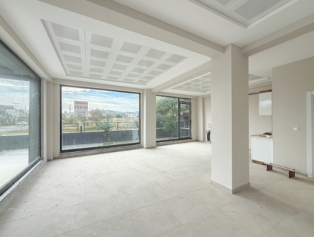 Kumbağ İşlek Ana Cadde Üzerinde Geniş Ve Depolu Kiralık Dükkan