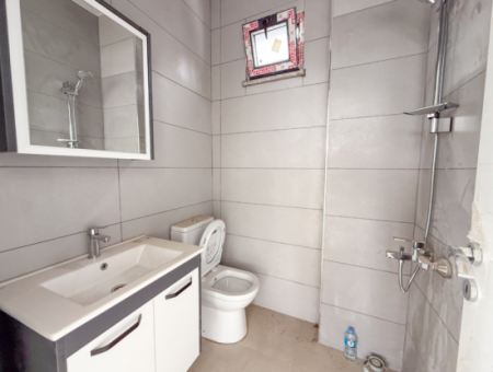 Kumbağ İşlek Ana Cadde Üzerinde Geniş Ve Depolu Kiralık Dükkan