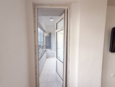 Kumbağ Kordonda Denize Sıfır Binada Çift Balkonlu 1+1 Kiralık