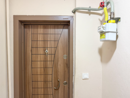 Kumbağ Kordonda Denize Sıfır Binada Çift Balkonlu 1+1 Kiralık