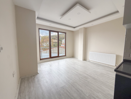 Kumbağ Pazar Sokağı Yeni Ve Asansörlü Binada Kiralık 1+1 Daire