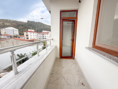 Kumbağ Pazar Sokağı Yeni Ve Asansörlü Binada Kiralık 1+1 Daire