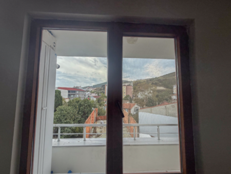 Kumbağ Pazar Sokağı Yeni Ve Asansörlü Binada Kiralık 1+1 Daire