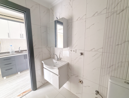 Kumbağ Pazar Sokağı Yeni Ve Asansörlü Binada Kiralık 1+1 Daire