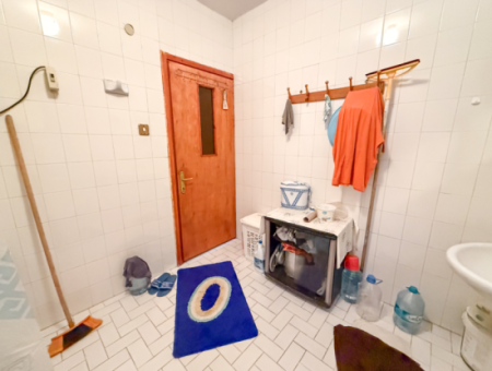 Kumbağ Merkezde Geniş Bahçeli Satılık 7+1 Tripleks Villa