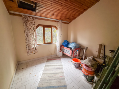 Kumbağ Merkezde Geniş Bahçeli Satılık 7+1 Tripleks Villa