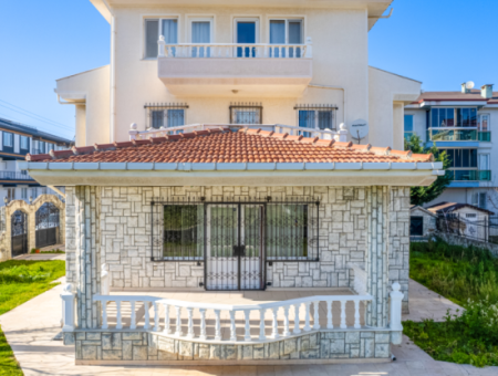 Kumbağ'da 740 M2 Arsa İçerisinde Satılık Tripleks 7+1 Villa