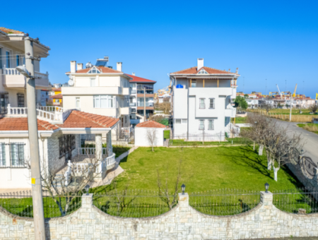 Kumbağ'da 740 M2 Arsa İçerisinde Satılık Tripleks 7+1 Villa