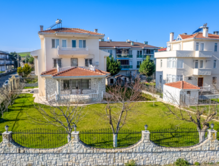 Kumbağ'da 740 M2 Arsa İçerisinde Satılık Tripleks 7+1 Villa